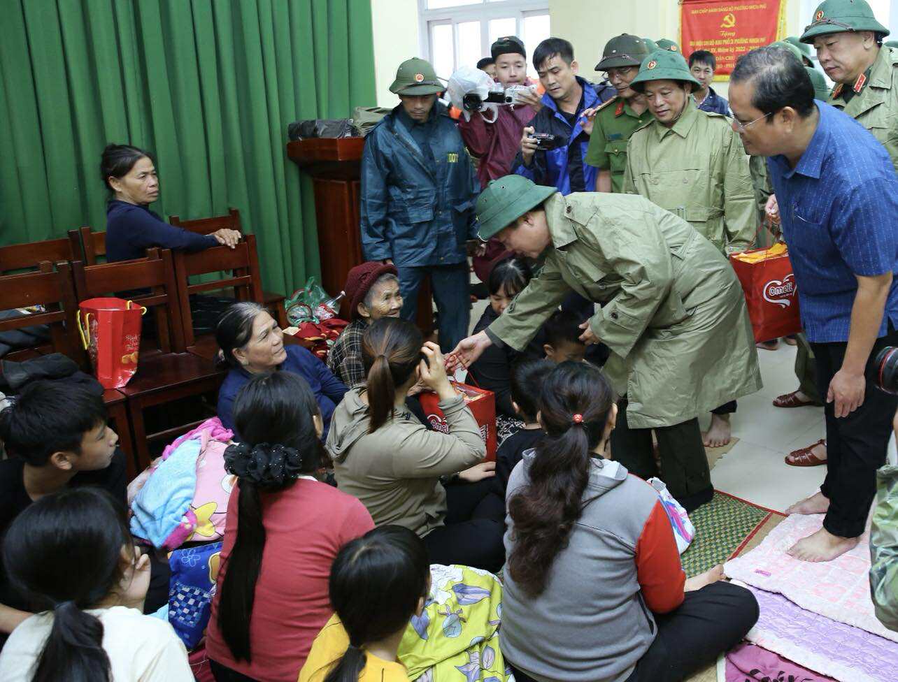 BÃO SỐ 13 đổ bộ CỰC KỲ NGUY HIỂM: KHẨN CẤP DI DỜI DÂN, KHÔNG ĐƯỢC CHẬM TRỄ - Ảnh 4. BÃO SỐ 13 đổ bộ CỰC KỲ NGUY HIỂM: KHẨN CẤP DI DỜI DÂN, KHÔNG ĐƯỢC CHẬM TRỄ - Ảnh 4.