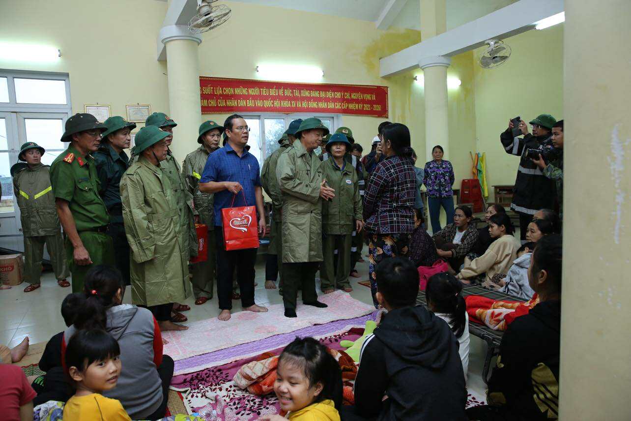 BÃO SỐ 13 đổ bộ CỰC KỲ NGUY HIỂM: KHẨN CẤP DI DỜI DÂN, KHÔNG ĐƯỢC CHẬM TRỄ - Ảnh 3. BÃO SỐ 13 đổ bộ CỰC KỲ NGUY HIỂM: KHẨN CẤP DI DỜI DÂN, KHÔNG ĐƯỢC CHẬM TRỄ - Ảnh 3.