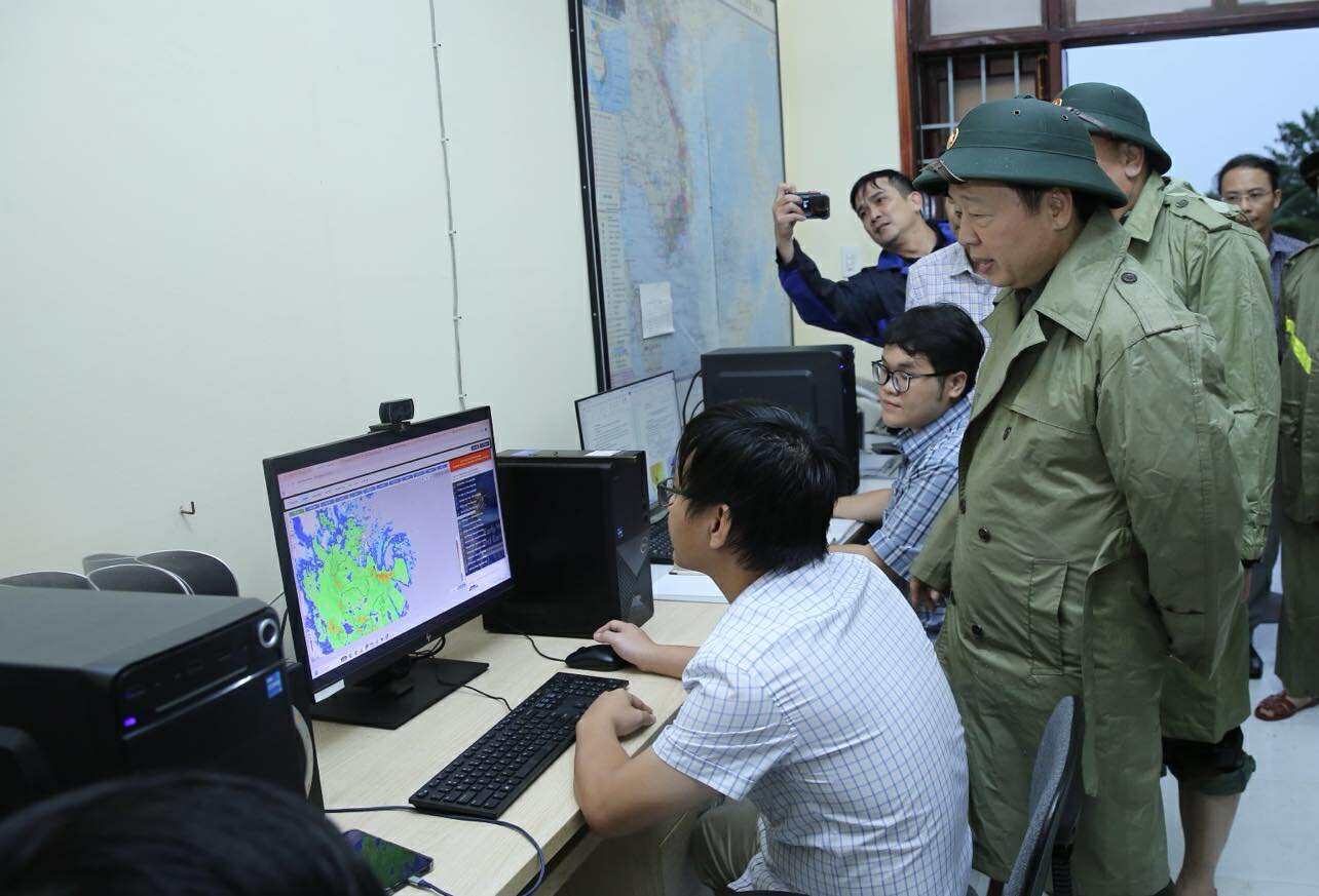 BÃO SỐ 13 đổ bộ CỰC KỲ NGUY HIỂM: KHẨN CẤP DI DỜI DÂN, KHÔNG ĐƯỢC CHẬM TRỄ - Ảnh 1. BÃO SỐ 13 đổ bộ CỰC KỲ NGUY HIỂM: KHẨN CẤP DI DỜI DÂN, KHÔNG ĐƯỢC CHẬM TRỄ - Ảnh 1.