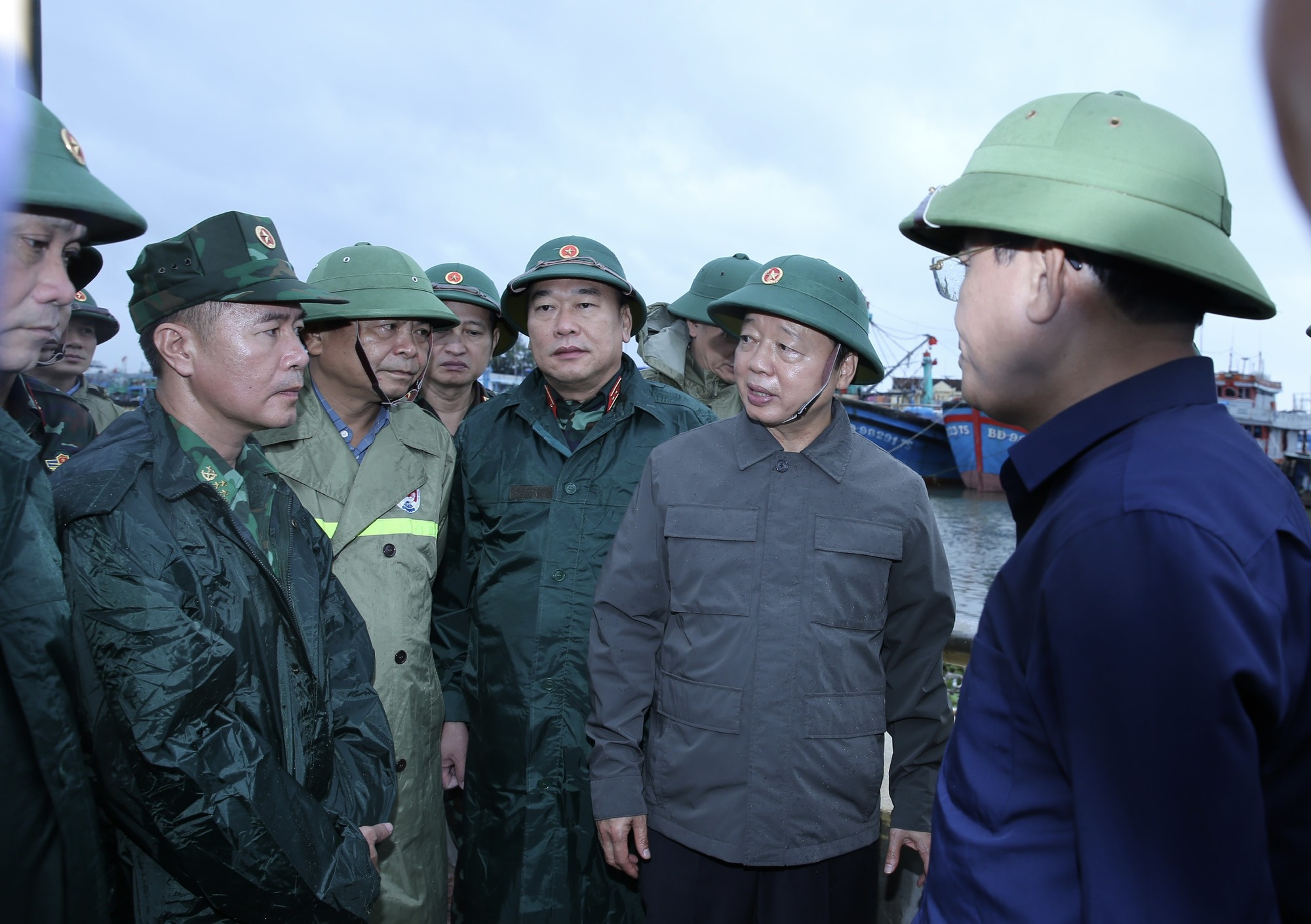 KHẨN CẤP ỨNG PHÓ BÃO SỐ 13- Ảnh 3. KHẨN CẤP ỨNG PHÓ BÃO SỐ 13- Ảnh 3.