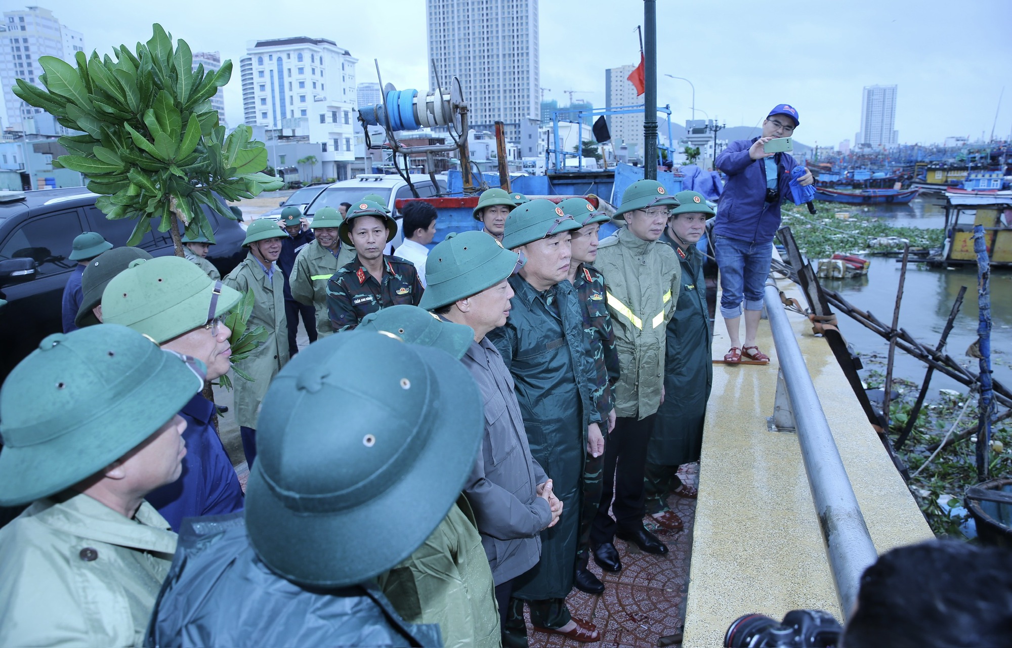 KHẨN CẤP ỨNG PHÓ BÃO SỐ 13- Ảnh 4. KHẨN CẤP ỨNG PHÓ BÃO SỐ 13- Ảnh 4.