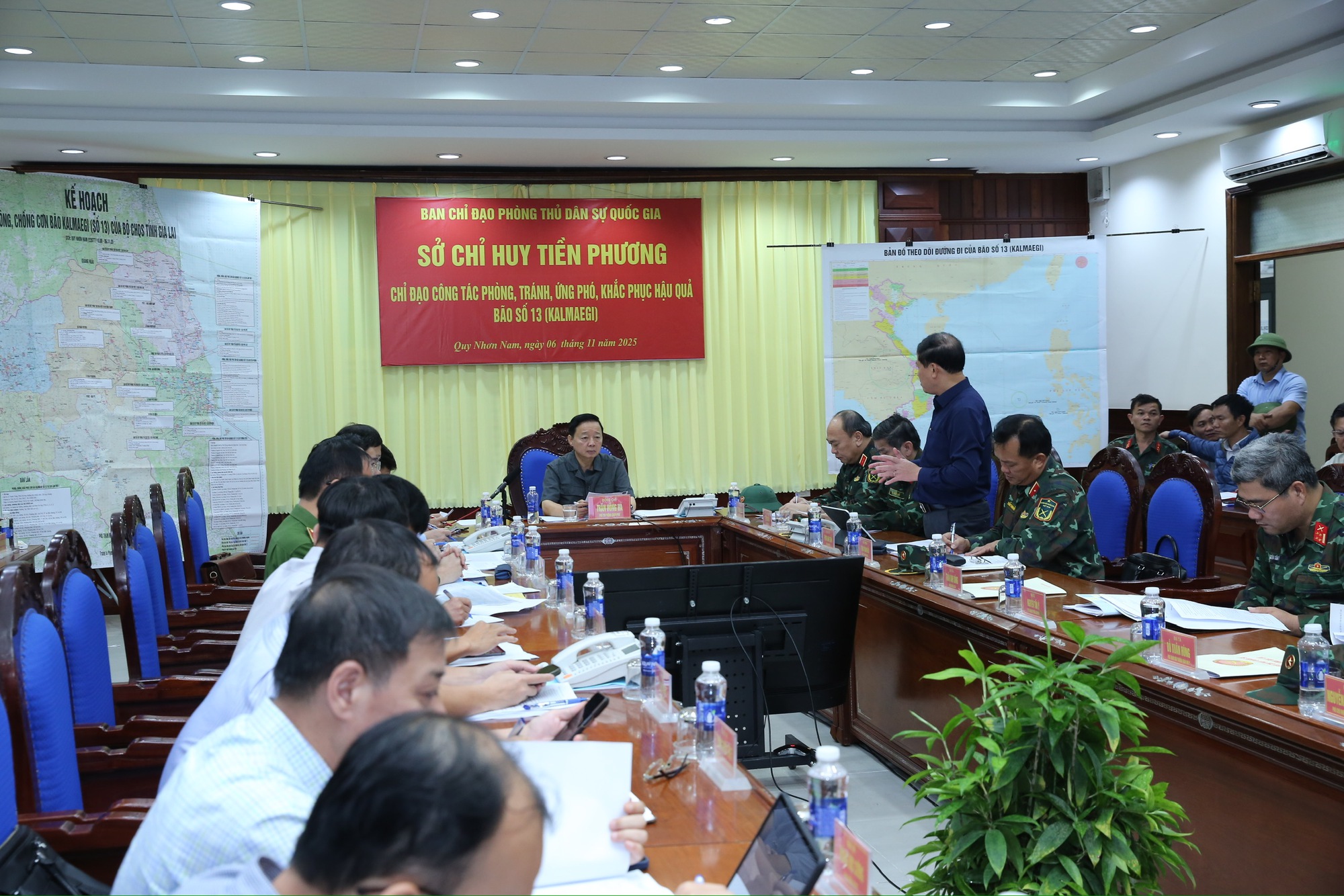 KHẨN CẤP ỨNG PHÓ BÃO SỐ 13- Ảnh 1. KHẨN CẤP ỨNG PHÓ BÃO SỐ 13- Ảnh 1.