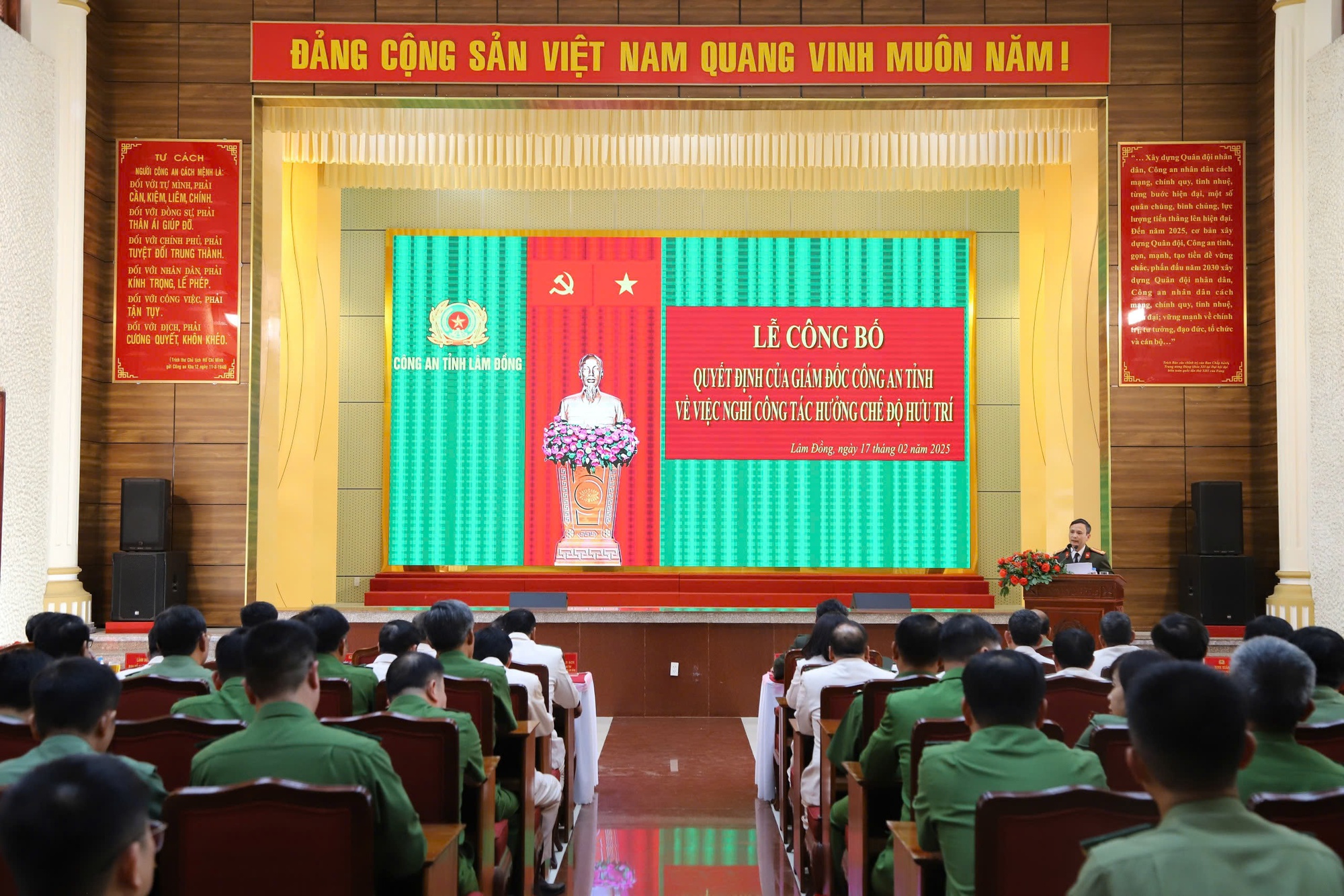 9 đồng chí Trưởng phòng, Trưởng Công an huyện và 10 Phó phòng, 2 Đội trưởng nghỉ hưu trước tuổi- Ảnh 1.