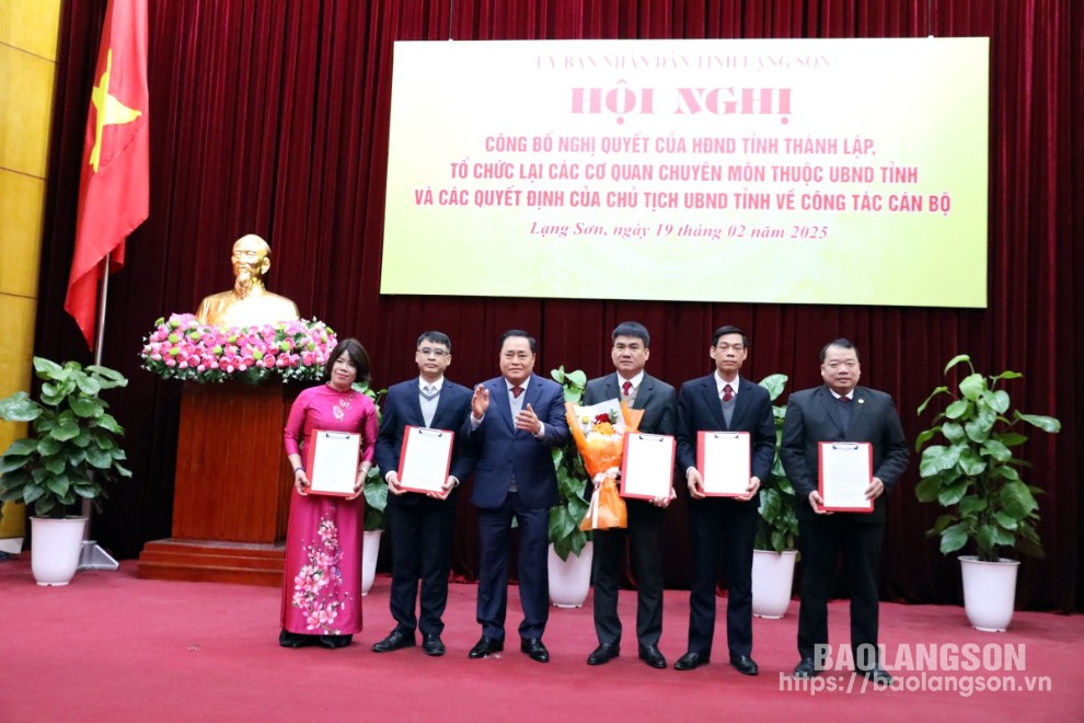 Thành lập, tổ chức lại các cơ quan chuyên môn thuộc UBND tỉnh, điều động, bổ nhiệm 37 lãnh đạo Sở- Ảnh 3.