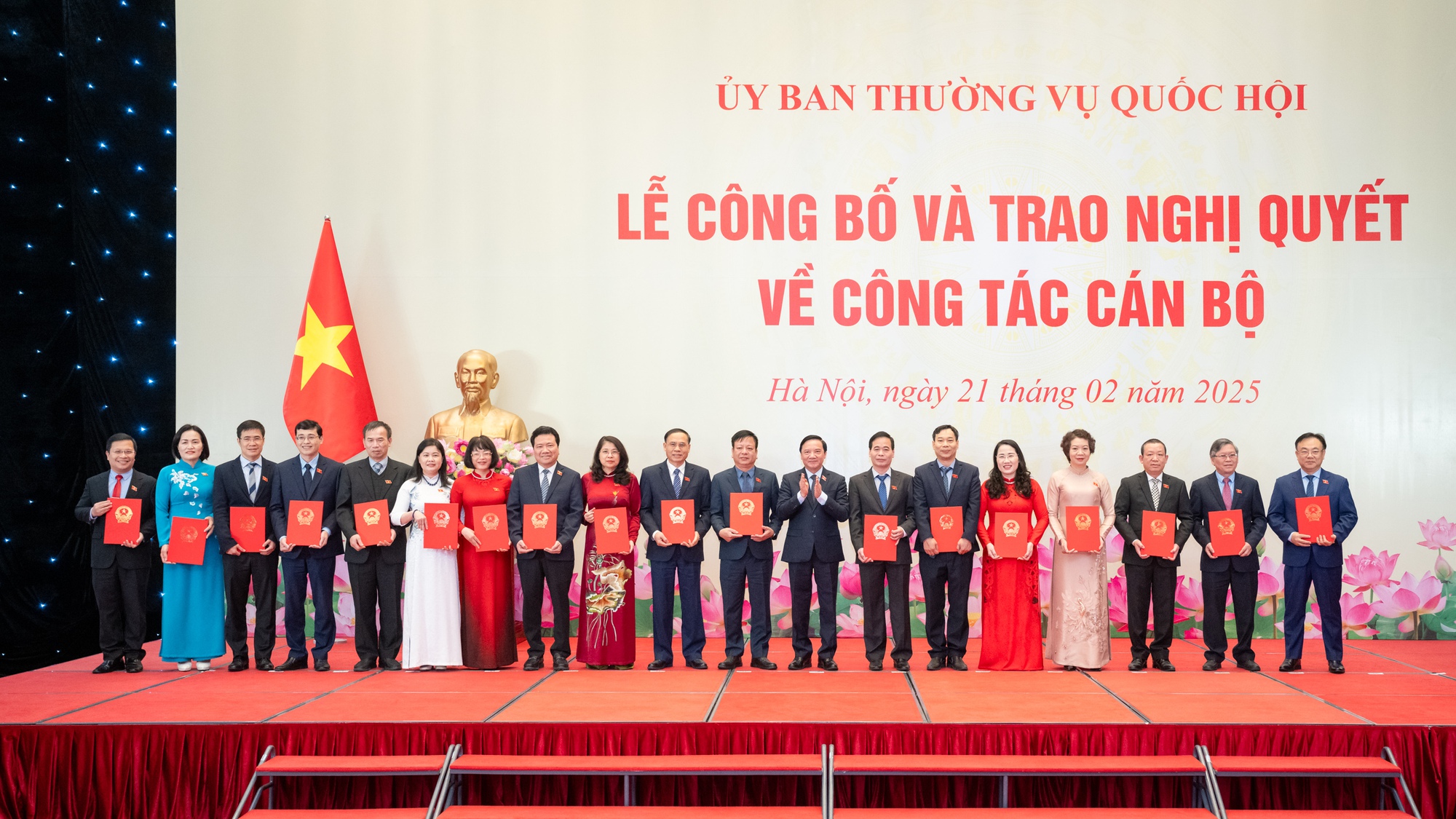 Trao Nghị quyết về công tác cán bộ đối với các Phó Chủ nhiệm Ủy ban của Quốc hội và ĐBQH chuyên trách- Ảnh 1.