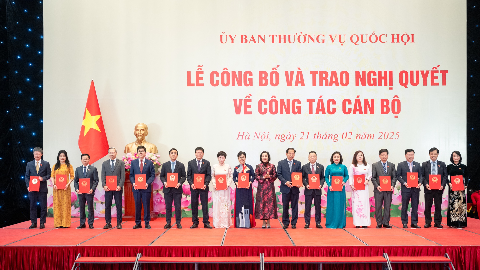 Trao Nghị quyết về công tác cán bộ đối với các Phó Chủ nhiệm Ủy ban của Quốc hội và ĐBQH chuyên trách- Ảnh 2.