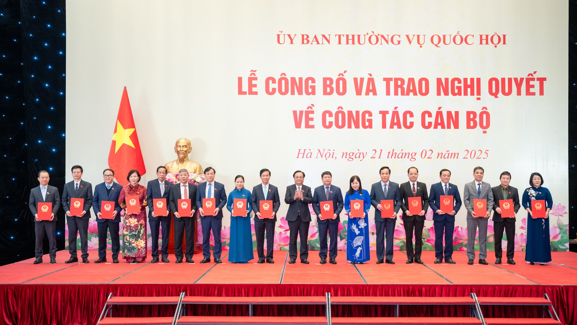 Trao Nghị quyết về công tác cán bộ đối với các Phó Chủ nhiệm Ủy ban của Quốc hội và ĐBQH chuyên trách- Ảnh 3.