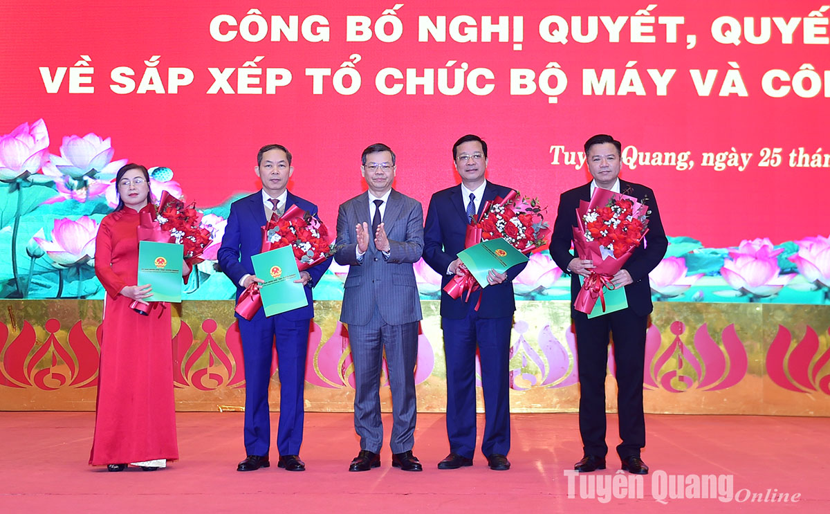 Tuyên Quang công bố Nghị quyết, Quyết định về sắp xếp tổ chức bộ máy và công tác cán bộ- Ảnh 9.