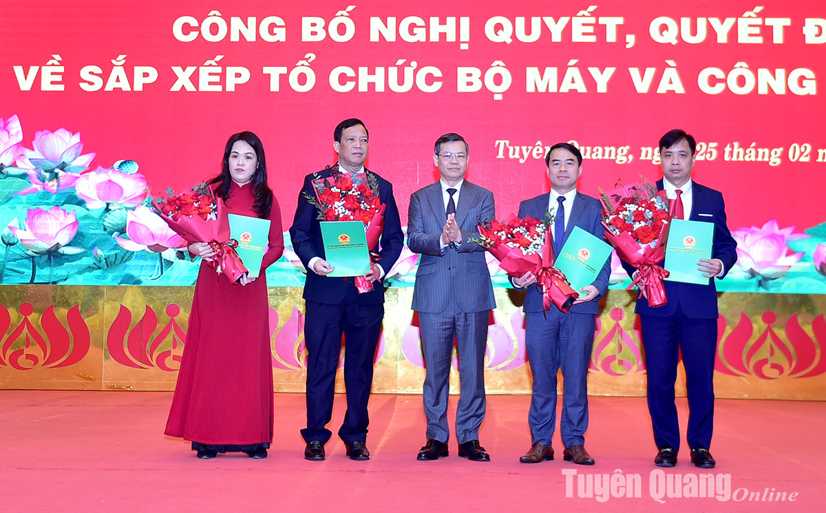 Tuyên Quang công bố Nghị quyết, Quyết định về sắp xếp tổ chức bộ máy và công tác cán bộ- Ảnh 10.