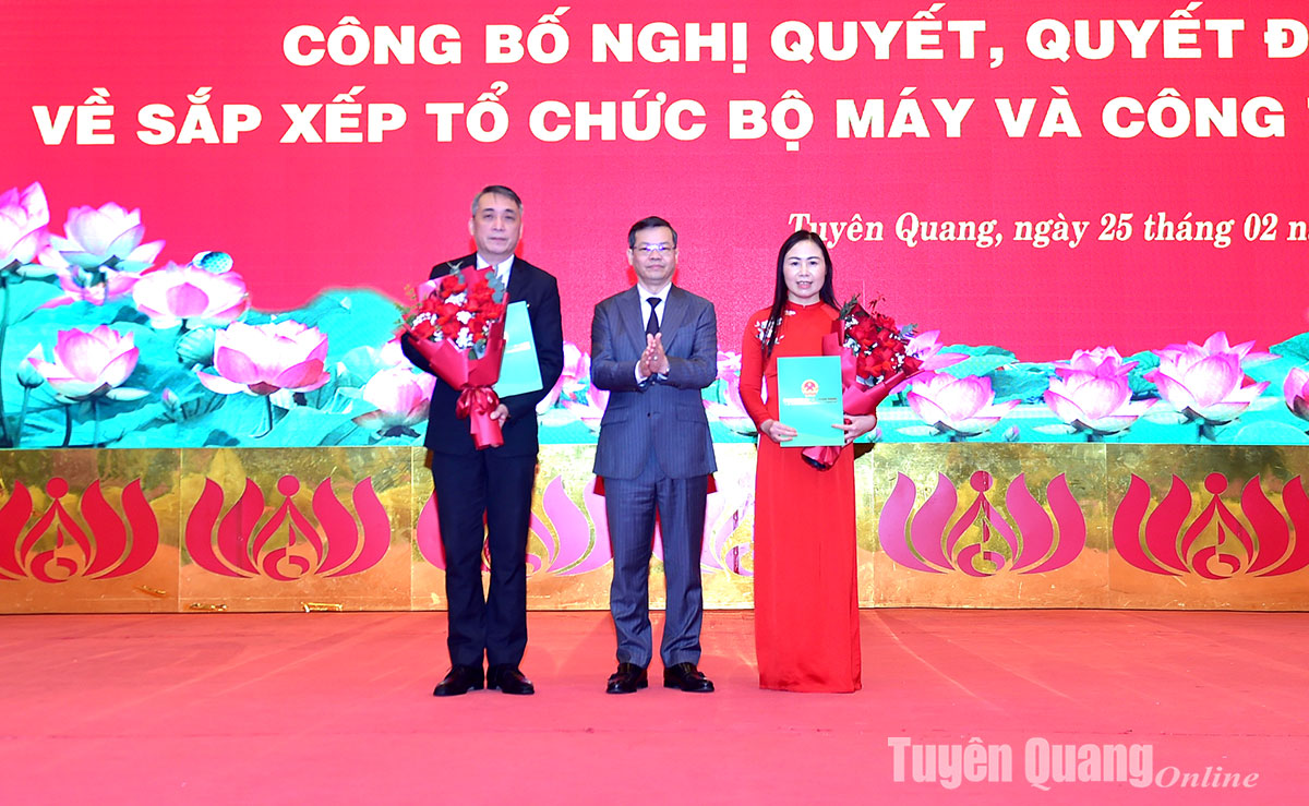 Tuyên Quang công bố Nghị quyết, Quyết định về sắp xếp tổ chức bộ máy và công tác cán bộ- Ảnh 11.