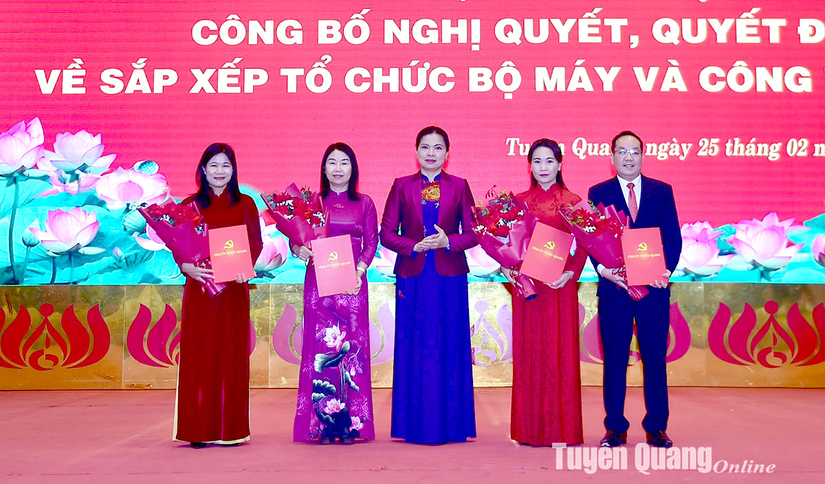 Tuyên Quang công bố Nghị quyết, Quyết định về sắp xếp tổ chức bộ máy và công tác cán bộ- Ảnh 2.