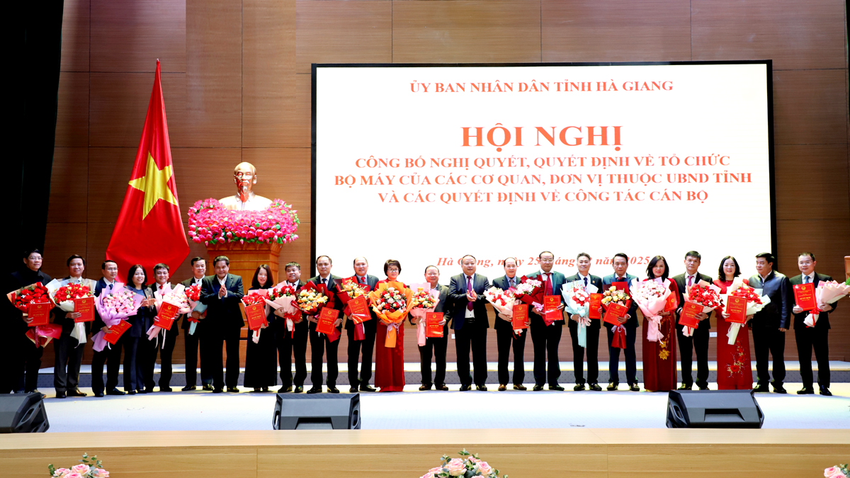 Hà Giang thành lập, tổ chức lại một số cơ quan chuyên môn thuộc UBND tỉnh, bổ nhiệm lãnh đạo Sở- Ảnh 1.