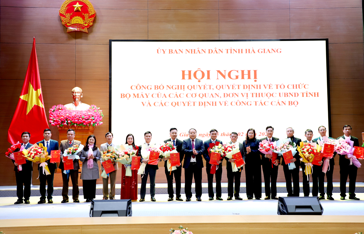 Hà Giang thành lập, tổ chức lại một số cơ quan chuyên môn thuộc UBND tỉnh, bổ nhiệm lãnh đạo Sở- Ảnh 2.