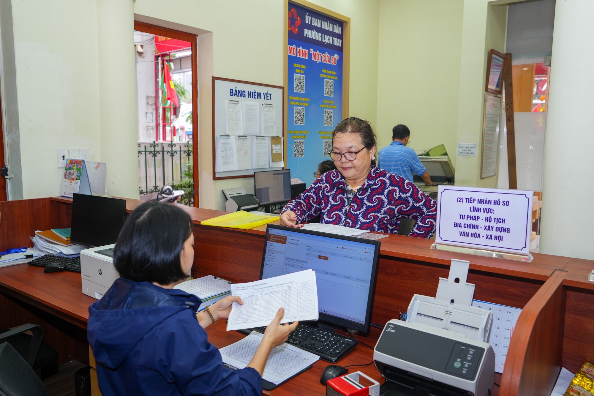 Xây dựng Bộ tiêu chí xã, phường, thị trấn đạt chuẩn mô hình “Chính quyền thân thiện”- Ảnh 1.