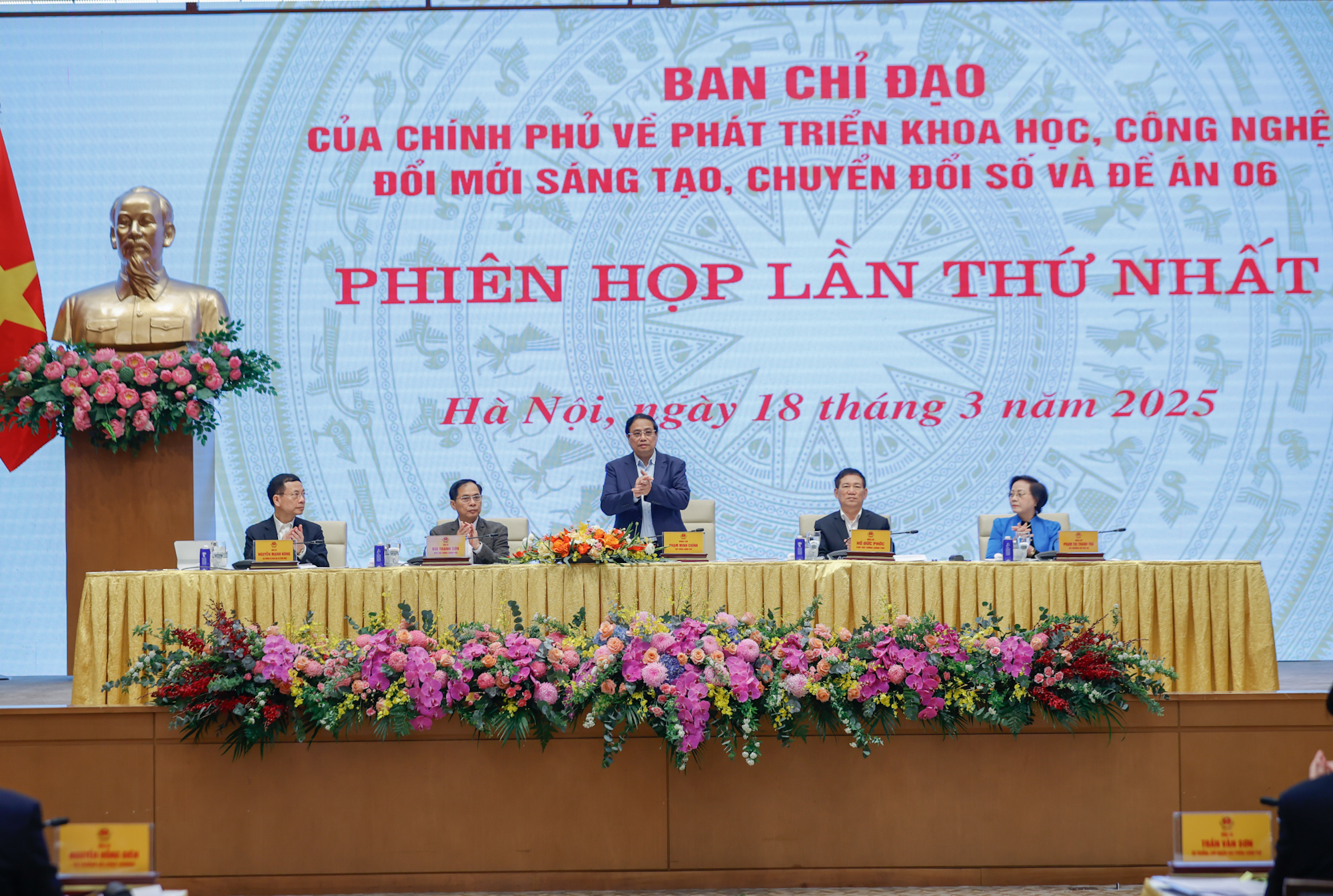 Đẩy mạnh cung cấp dịch vụ công trực tuyến gắn với sắp xếp đơn vị hành chính, không để ách tắc công việc- Ảnh 1.