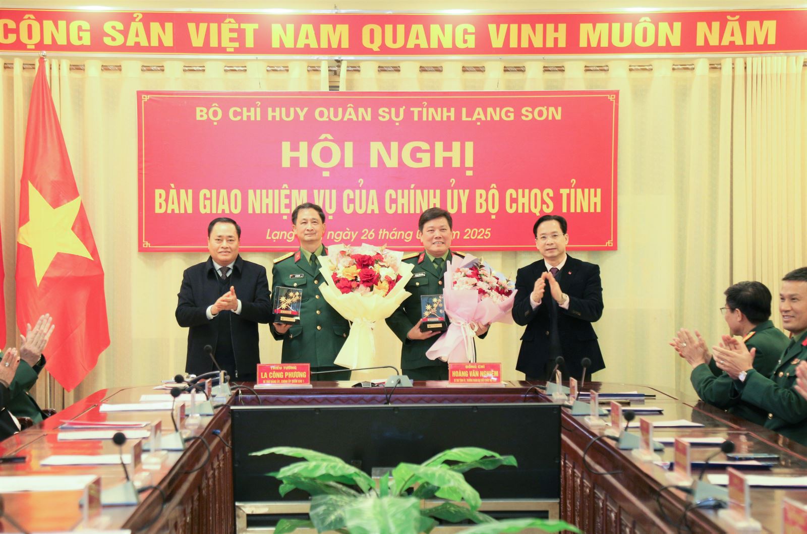 Quân khu 1: Bàn giao chức trách, nhiệm vụ 2 Chỉ huy trưởng và 4 Chính ủy- Ảnh 9.