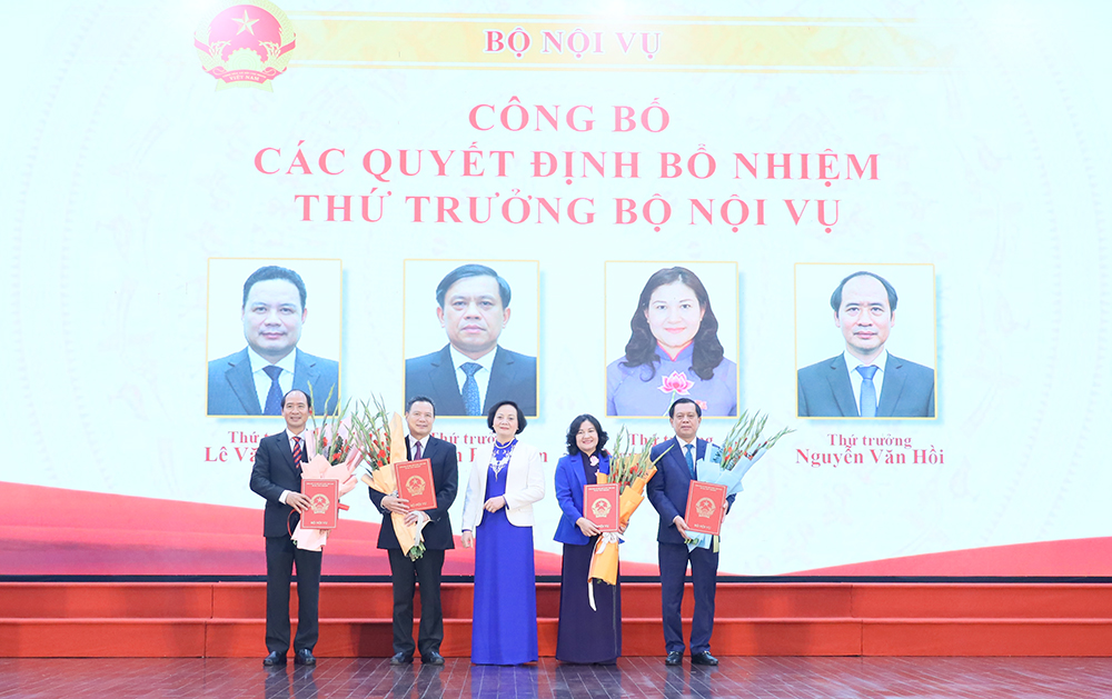 Bộ Nội vụ công bố các Quyết định bổ nhiệm Thứ trưởng,  lãnh đạo các đơn vị thuộc, trực thuộc Bộ- Ảnh 2.