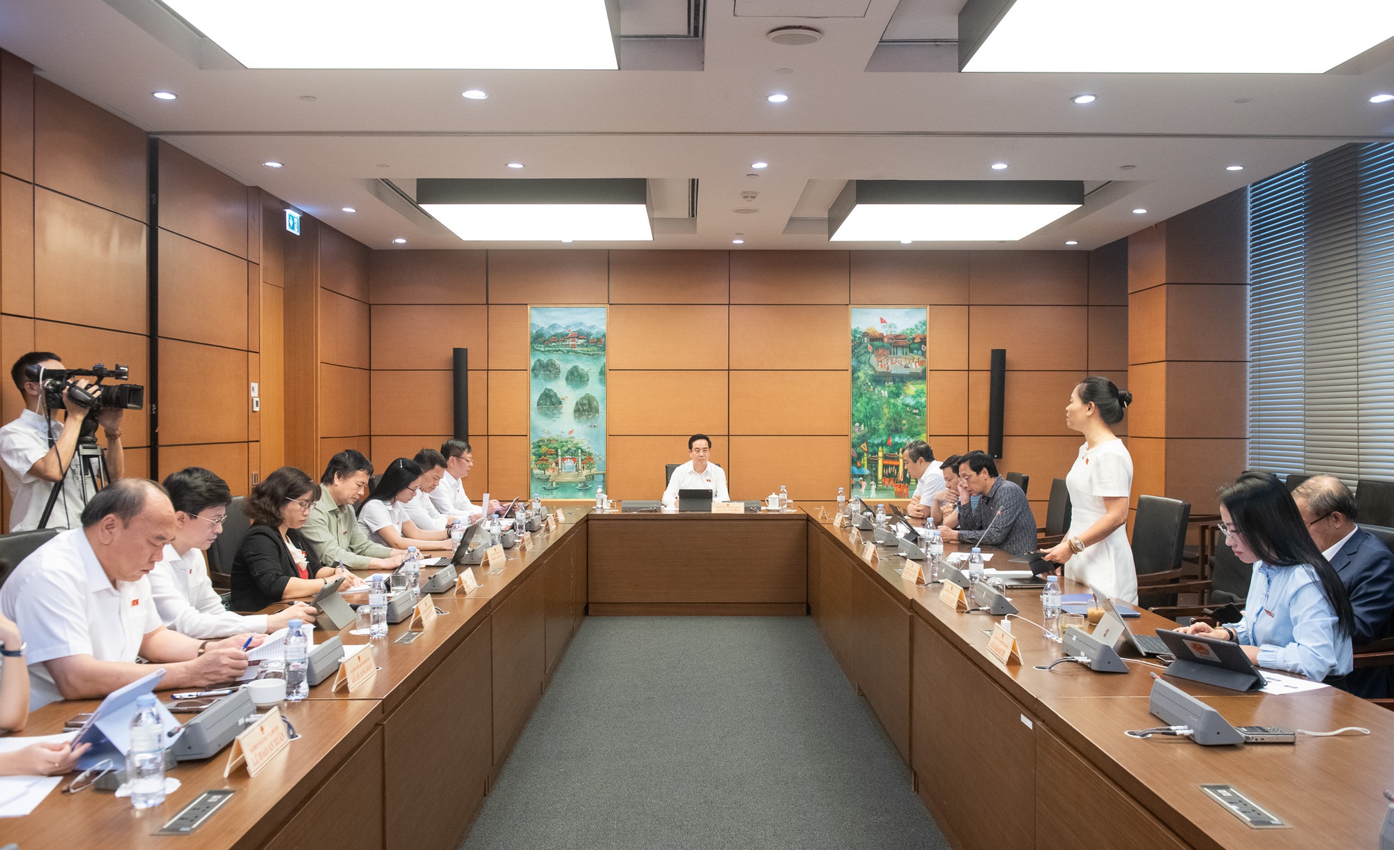 Đề xuất 'cởi trói' hơn nữa, mở rộng đối tượng viên chức được thành lập, quản lý, điều hành, làm việc tại doanh nghiệp- Ảnh 1. Đề xuất 'cởi trói' hơn nữa, mở rộng đối tượng viên chức được thành lập, quản lý, điều hành, làm việc tại doanh nghiệp- Ảnh 1.