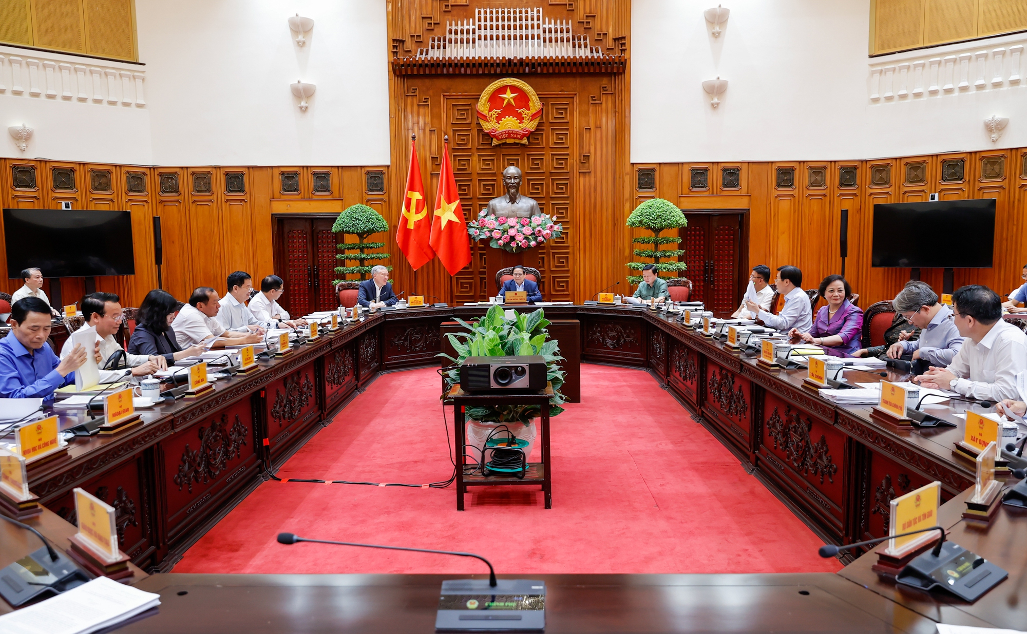 Rà soát phân cấp, phân quyền về ngân sách, nhân sự, đất đai, tài nguyên, tài sản, quyết định đầu tư...- Ảnh 2.