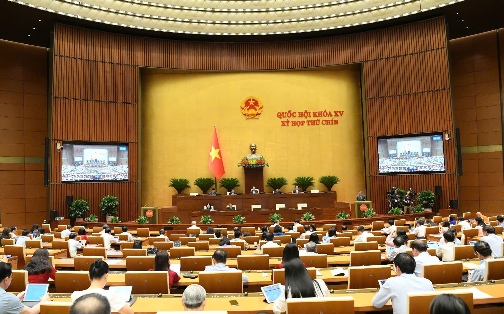 Quốc hội thông qua Nghị quyết bố trí ngân sách sắp xếp bộ máy, miễn học phí, phát triển khoa học, công nghệ