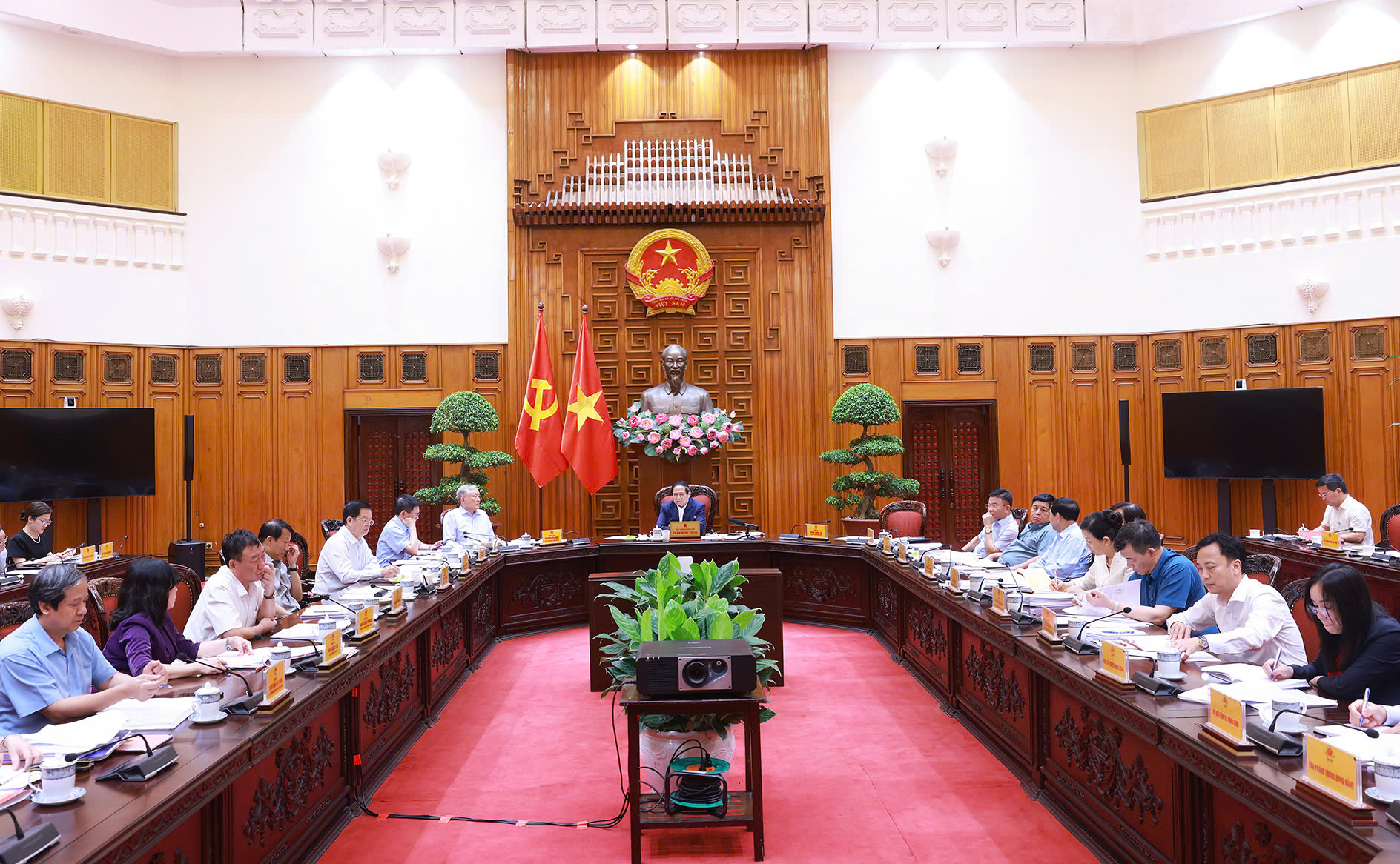 Đề xuất lộ trình miễn viện phí; chính sách đãi ngộ đặc biệt cho nhân lực y tế; phổ cập tiếng Anh...- Ảnh 2. Đề xuất lộ trình miễn viện phí; chính sách đãi ngộ đặc biệt cho nhân lực y tế; phổ cập tiếng Anh...- Ảnh 2.