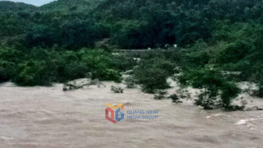 7 học sinh bị lũ cuốn: Hơn 1000 nhân lực, thợ lặn chuyên nghiệp chạy đua với thời gian tìm kiếm nạn nhân- Ảnh 4. 7 học sinh bị lũ cuốn: Hơn 1000 nhân lực, thợ lặn chuyên nghiệp chạy đua với thời gian tìm kiếm nạn nhân- Ảnh 4.