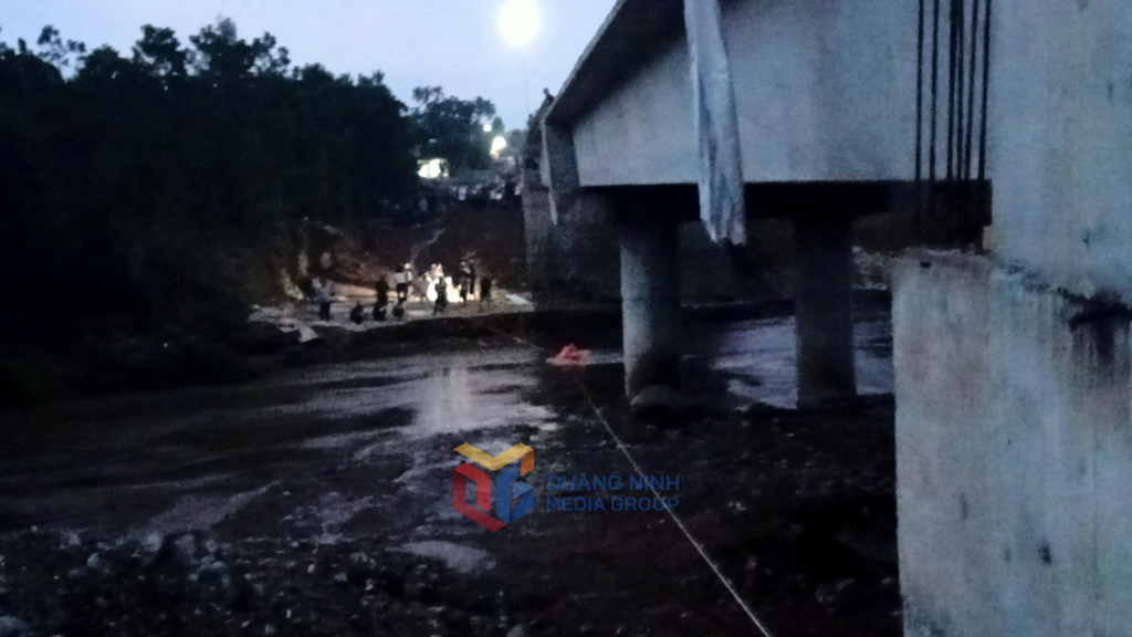 7 học sinh bị lũ cuốn: Hơn 1000 nhân lực, thợ lặn chuyên nghiệp chạy đua với thời gian tìm kiếm nạn nhân- Ảnh 6. 7 học sinh bị lũ cuốn: Hơn 1000 nhân lực, thợ lặn chuyên nghiệp chạy đua với thời gian tìm kiếm nạn nhân- Ảnh 6.