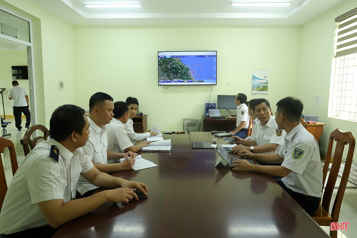 Chìm tàu ở Hà Tĩnh: Cứu hộ thành công toàn bộ thuyền viên gặp nạn- Ảnh 1.