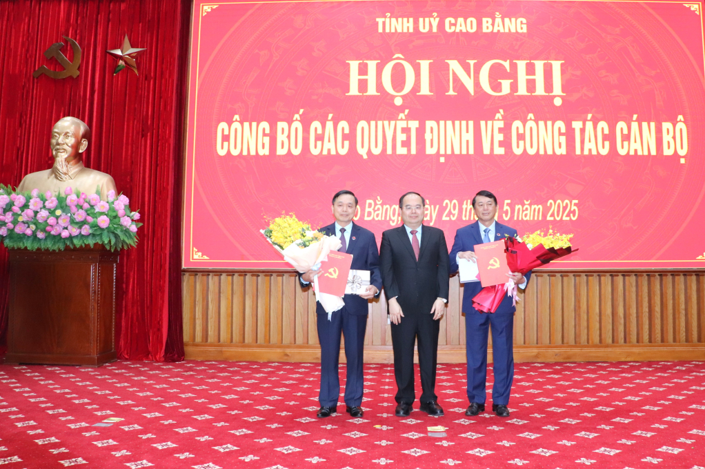 Chủ tịch HĐND, Chủ tịch UBND tỉnh, Trưởng Ban Nội chính, Phó Chủ nhiệm Thường trực UBKT Tỉnh ủy nghỉ hưu trước tuổi- Ảnh 2. Chủ tịch HĐND, Chủ tịch UBND tỉnh, Trưởng Ban Nội chính, Phó Chủ nhiệm Thường trực UBKT Tỉnh ủy nghỉ hưu trước tuổi- Ảnh 2.