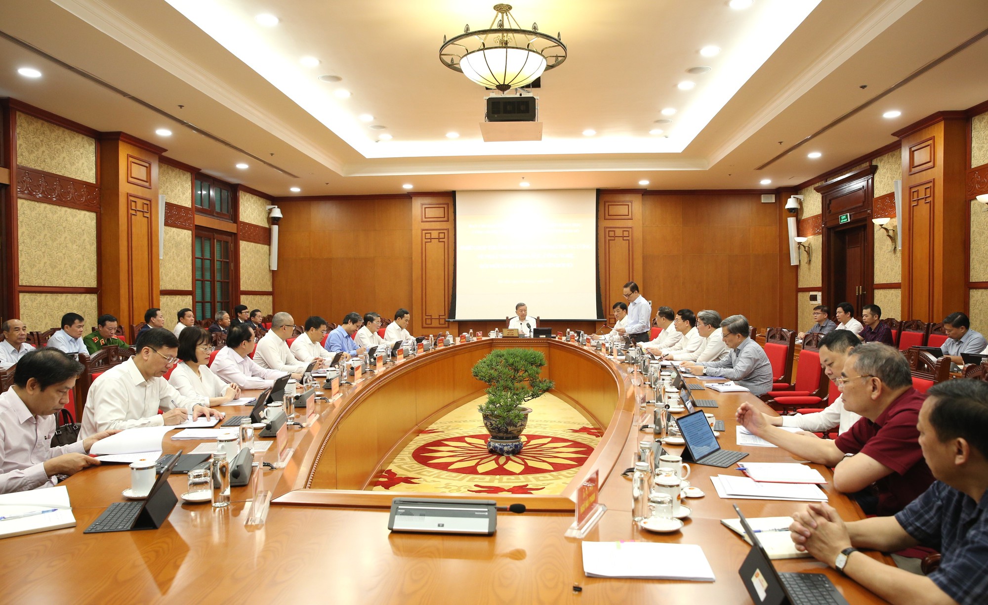 Tổng Bí thư Tô Lâm: Nghị quyết 57 không phải là khẩu hiệu chính trị mà là chương trình hành động thực tế để Việt Nam cất cánh- Ảnh 7. Tổng Bí thư Tô Lâm: Nghị quyết 57 không phải là khẩu hiệu chính trị mà là chương trình hành động thực tế để Việt Nam cất cánh- Ảnh 7.