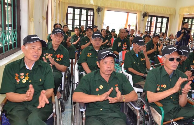 Trình Chủ tịch nước tặng quà cho người có công nhân kỷ niệm 78 năm ngày Thương binh - Liệt sĩ- Ảnh 1. Trình Chủ tịch nước tặng quà cho người có công nhân kỷ niệm 78 năm ngày Thương binh - Liệt sĩ- Ảnh 1.