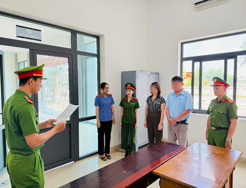 Khởi tố Bí thư, Chủ tịch phường, cán bộ quản lý đô thị, văn phòng, kế toán UBND phường...- Ảnh 1.