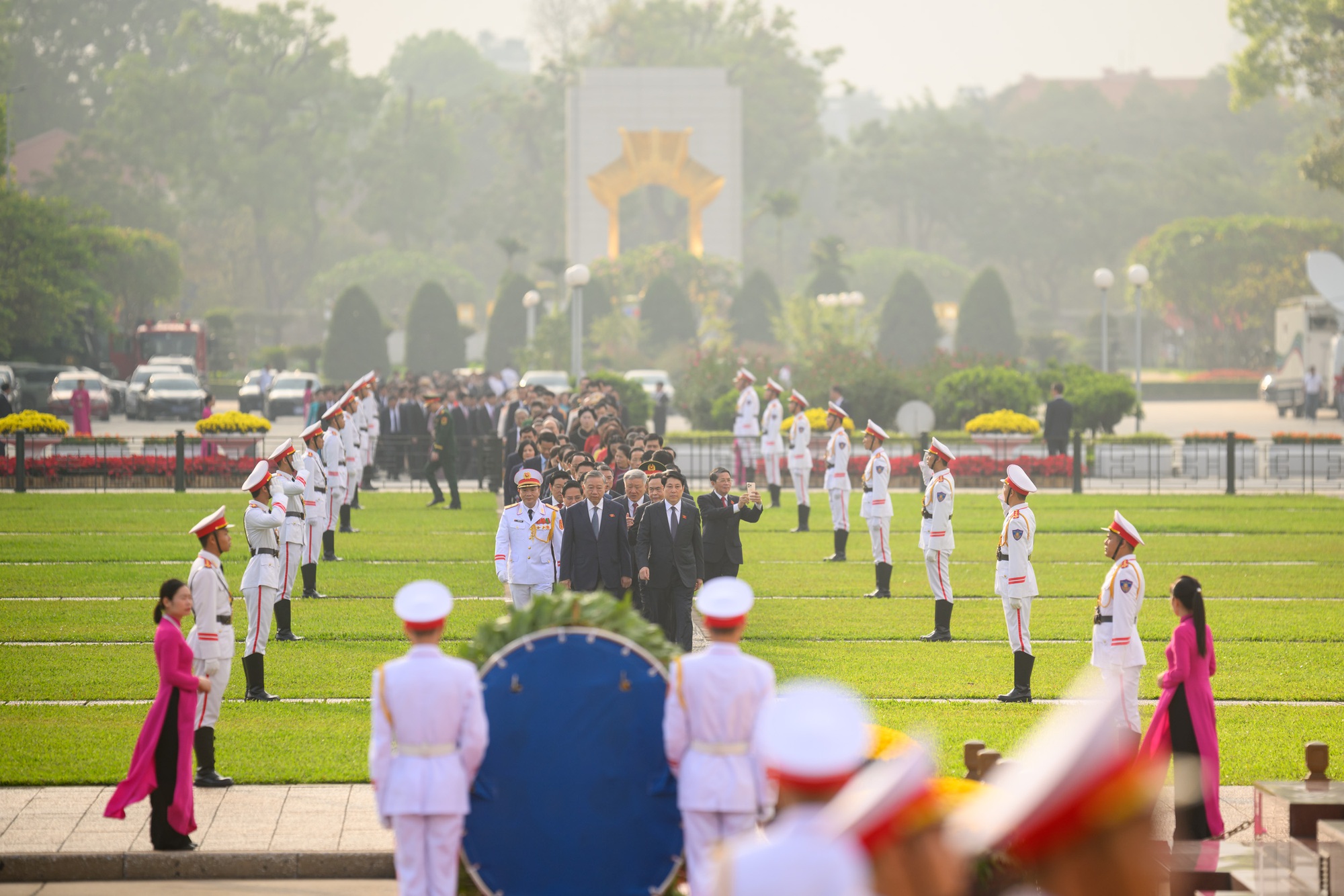 TỔNG THUẬT: QUỐC HỘI KHAI MẠC KỲ HỌP THỨ 9- KỲ HỌP ĐẶC BIỆT QUAN TRỌNG, QUYẾT ĐỊNH NHỮNG VẤN ĐỀ CÓ Ý NGHĨA LỊCH SỬ- Ảnh 12. TỔNG THUẬT: QUỐC HỘI KHAI MẠC KỲ HỌP THỨ 9- KỲ HỌP ĐẶC BIỆT QUAN TRỌNG, QUYẾT ĐỊNH NHỮNG VẤN ĐỀ CÓ Ý NGHĨA LỊCH SỬ- Ảnh 12.