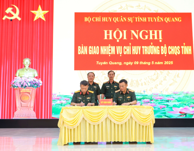 Bổ nhiệm Phó Tư lệnh Quân khu; bàn giao nhiệm vụ Chỉ huy trưởng Bộ Chỉ huy Quân sự tỉnh- Ảnh 2. Bổ nhiệm Phó Tư lệnh Quân khu; bàn giao nhiệm vụ Chỉ huy trưởng Bộ Chỉ huy Quân sự tỉnh- Ảnh 2.