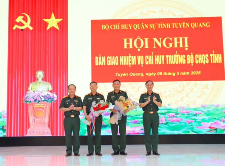 Bổ nhiệm Phó Tư lệnh Quân khu; bàn giao nhiệm vụ Chỉ huy trưởng Bộ Chỉ huy Quân sự tỉnh- Ảnh 3. Bổ nhiệm Phó Tư lệnh Quân khu; bàn giao nhiệm vụ Chỉ huy trưởng Bộ Chỉ huy Quân sự tỉnh- Ảnh 3.