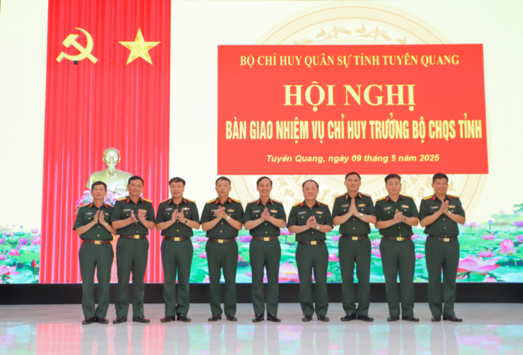 Bổ nhiệm Phó Tư lệnh Quân khu; bàn giao nhiệm vụ Chỉ huy trưởng Bộ Chỉ huy Quân sự tỉnh- Ảnh 4. Bổ nhiệm Phó Tư lệnh Quân khu; bàn giao nhiệm vụ Chỉ huy trưởng Bộ Chỉ huy Quân sự tỉnh- Ảnh 4.