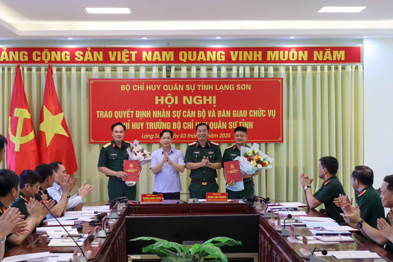 Thủ tướng Chính phủ, Bộ trưởng Quốc phòng điều động, bổ nhiệm 14 sĩ quan giữ chức vụ mới- Ảnh 1. Thủ tướng Chính phủ, Bộ trưởng Quốc phòng điều động, bổ nhiệm 14 sĩ quan giữ chức vụ mới- Ảnh 1.