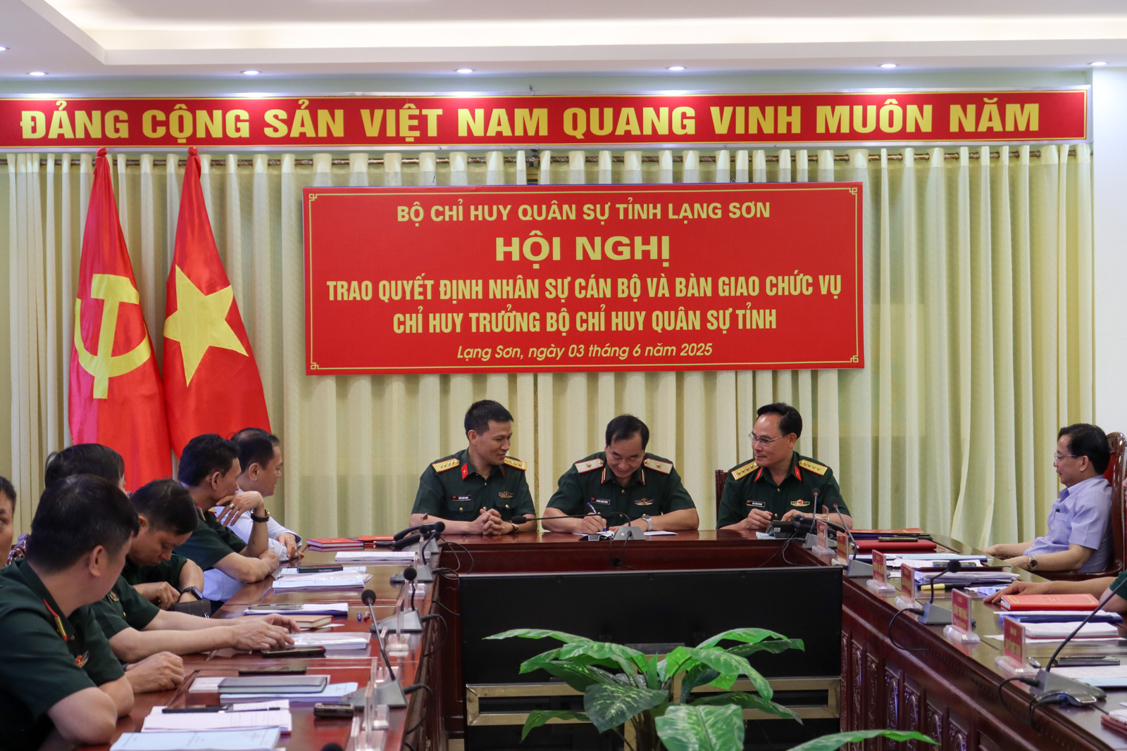 Thủ tướng Chính phủ, Bộ trưởng Quốc phòng điều động, bổ nhiệm 14 sĩ quan giữ chức vụ mới- Ảnh 2. Thủ tướng Chính phủ, Bộ trưởng Quốc phòng điều động, bổ nhiệm 14 sĩ quan giữ chức vụ mới- Ảnh 2.