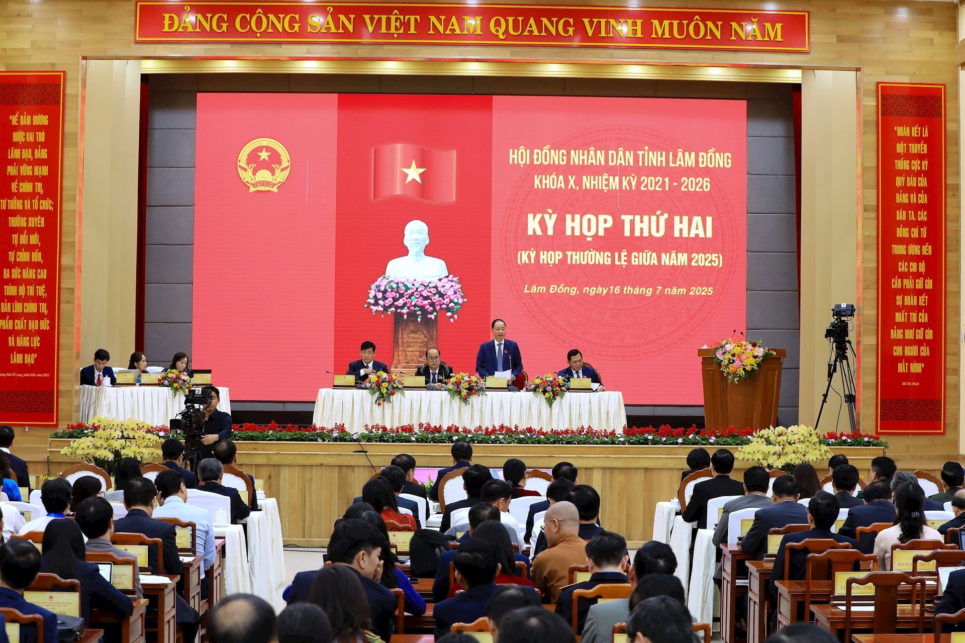 Thông qua mức hỗ trợ cán bộ người lao động ảnh hưởng do sắp xếp  