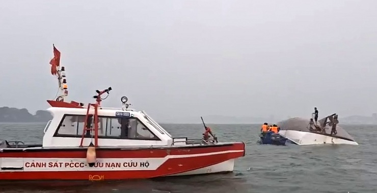 CẬP NHẬT: KHẨN CẤP CỨU NẠN, CỨU HỘ vụ ĐẮM TÀU DU LỊCH TRÊN VỊNH HẠ LONG- Ảnh 54. CẬP NHẬT: KHẨN CẤP CỨU NẠN, CỨU HỘ vụ ĐẮM TÀU DU LỊCH TRÊN VỊNH HẠ LONG- Ảnh 54.