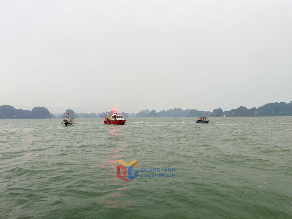 CẬP NHẬT: KHẨN CẤP CỨU NẠN, CỨU HỘ vụ ĐẮM TÀU DU LỊCH TRÊN VỊNH HẠ LONG- Ảnh 48. CẬP NHẬT: KHẨN CẤP CỨU NẠN, CỨU HỘ vụ ĐẮM TÀU DU LỊCH TRÊN VỊNH HẠ LONG- Ảnh 48.