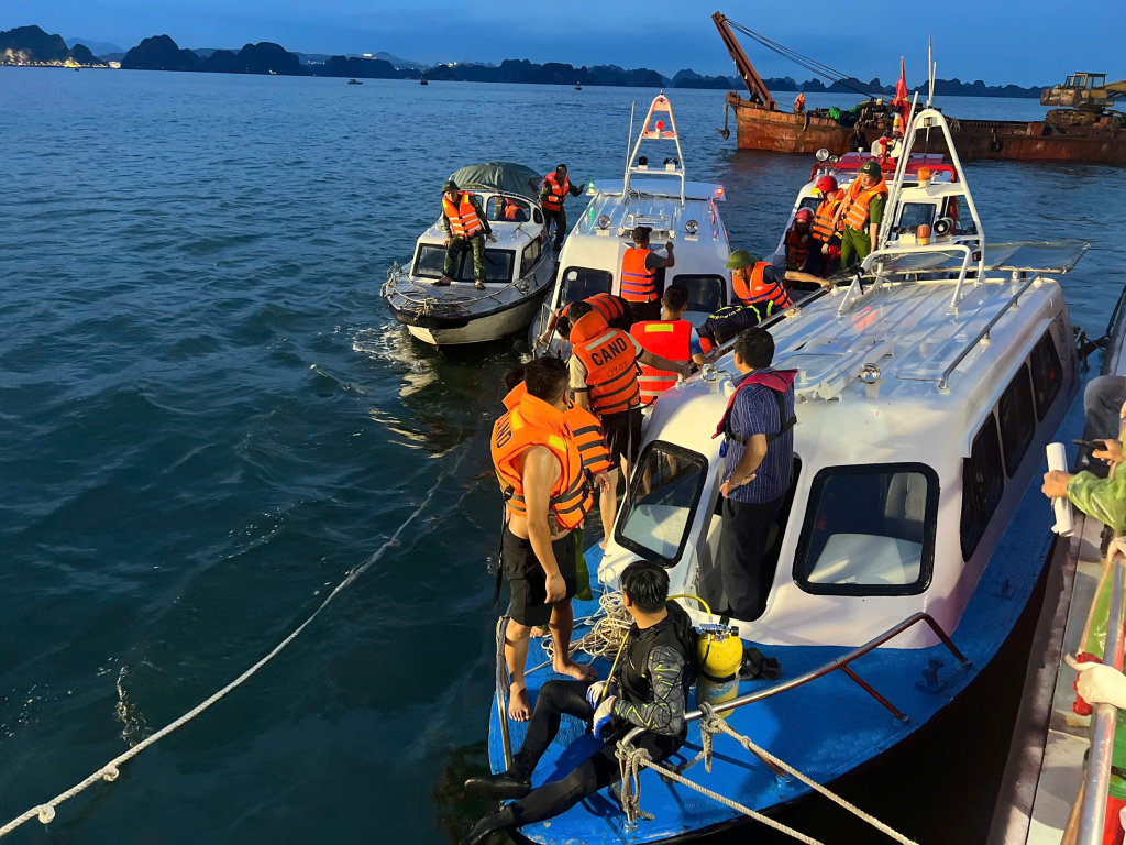CẬP NHẬT: KHẨN CẤP CỨU NẠN, CỨU HỘ vụ ĐẮM TÀU DU LỊCH TRÊN VỊNH HẠ LONG- Ảnh 28. CẬP NHẬT: KHẨN CẤP CỨU NẠN, CỨU HỘ vụ ĐẮM TÀU DU LỊCH TRÊN VỊNH HẠ LONG- Ảnh 28.