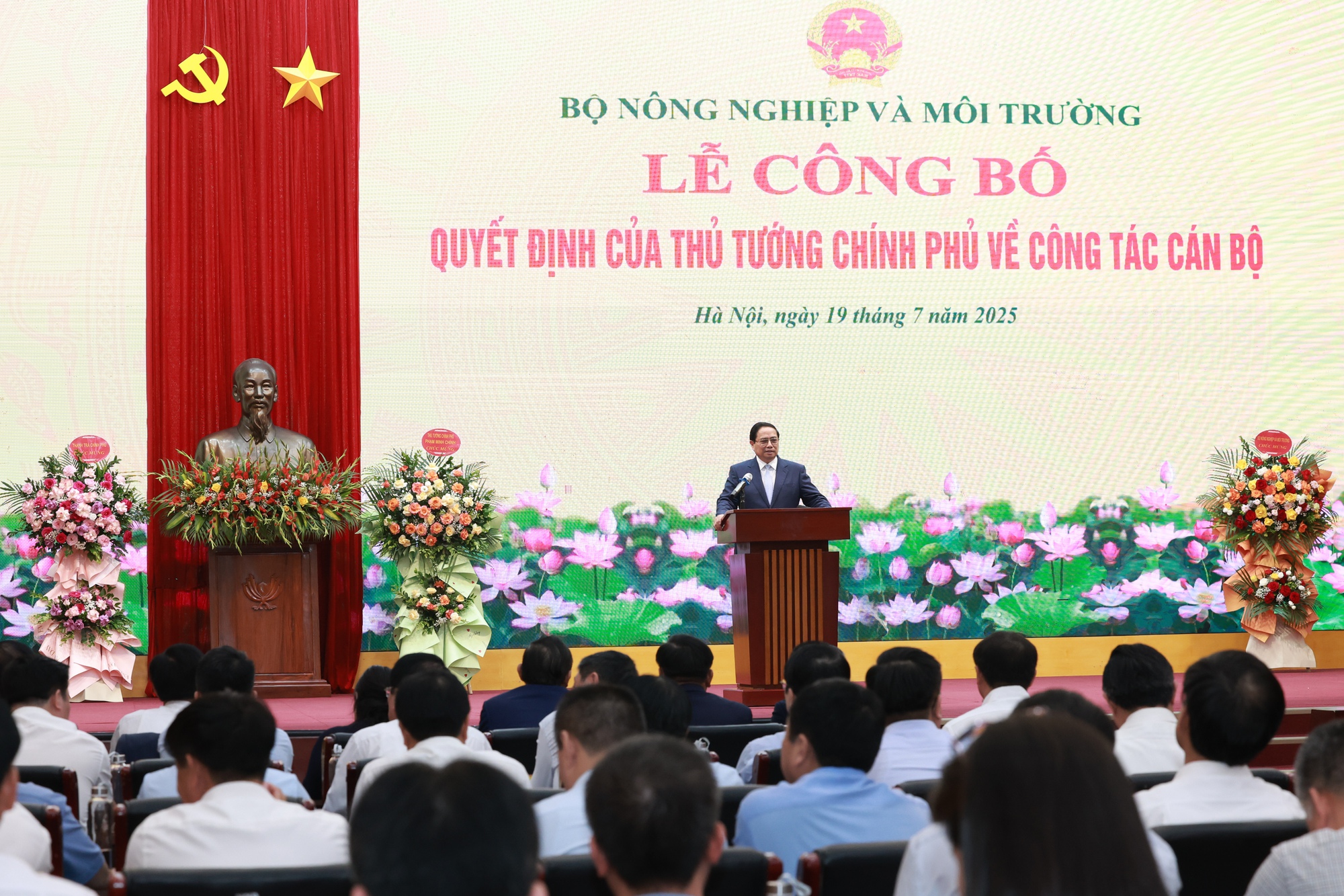 Thủ tướng trao quyết định giao quyền Bộ trưởng Bộ NN&MT đối với đồng chí Trần Đức Thắng- Ảnh 1.