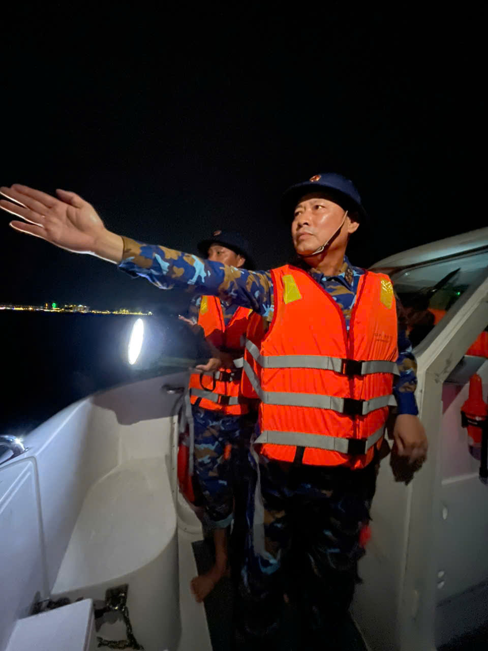 CẬP NHẬT: KHẨN CẤP CỨU NẠN, CỨU HỘ vụ ĐẮM TÀU DU LỊCH TRÊN VỊNH HẠ LONG- Ảnh 32. CẬP NHẬT: KHẨN CẤP CỨU NẠN, CỨU HỘ vụ ĐẮM TÀU DU LỊCH TRÊN VỊNH HẠ LONG- Ảnh 32.