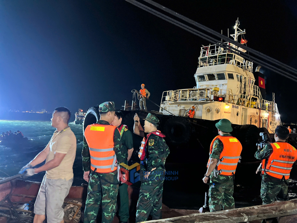 CẬP NHẬT: KHẨN CẤP CỨU NẠN, CỨU HỘ vụ ĐẮM TÀU DU LỊCH TRÊN VỊNH HẠ LONG- Ảnh 11. CẬP NHẬT: KHẨN CẤP CỨU NẠN, CỨU HỘ vụ ĐẮM TÀU DU LỊCH TRÊN VỊNH HẠ LONG- Ảnh 11.