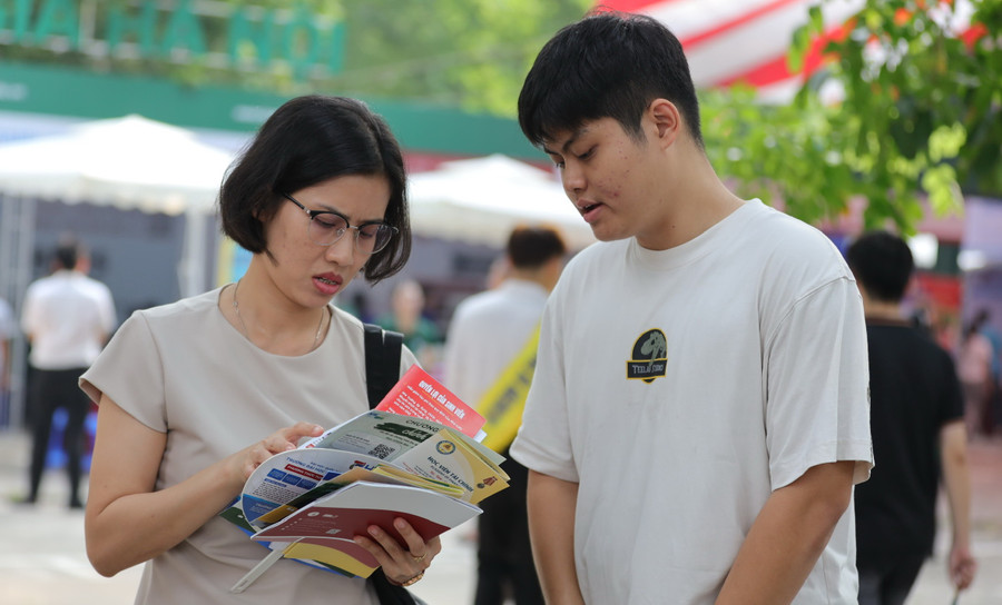 Thí sinh không phải tự quy đổi điểm tương đương trúng tuyển- Ảnh 1. Thí sinh không phải tự quy đổi điểm tương đương trúng tuyển- Ảnh 1.