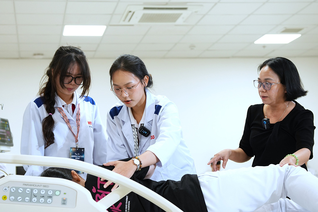 Điểm sàn tuyển sinh nhóm ngành sức khỏe năm 2025 của Trường Đại học Quốc tế Hồng Bàng (HIU)- Ảnh 2. Điểm sàn tuyển sinh nhóm ngành sức khỏe năm 2025 của Trường Đại học Quốc tế Hồng Bàng (HIU)- Ảnh 2.