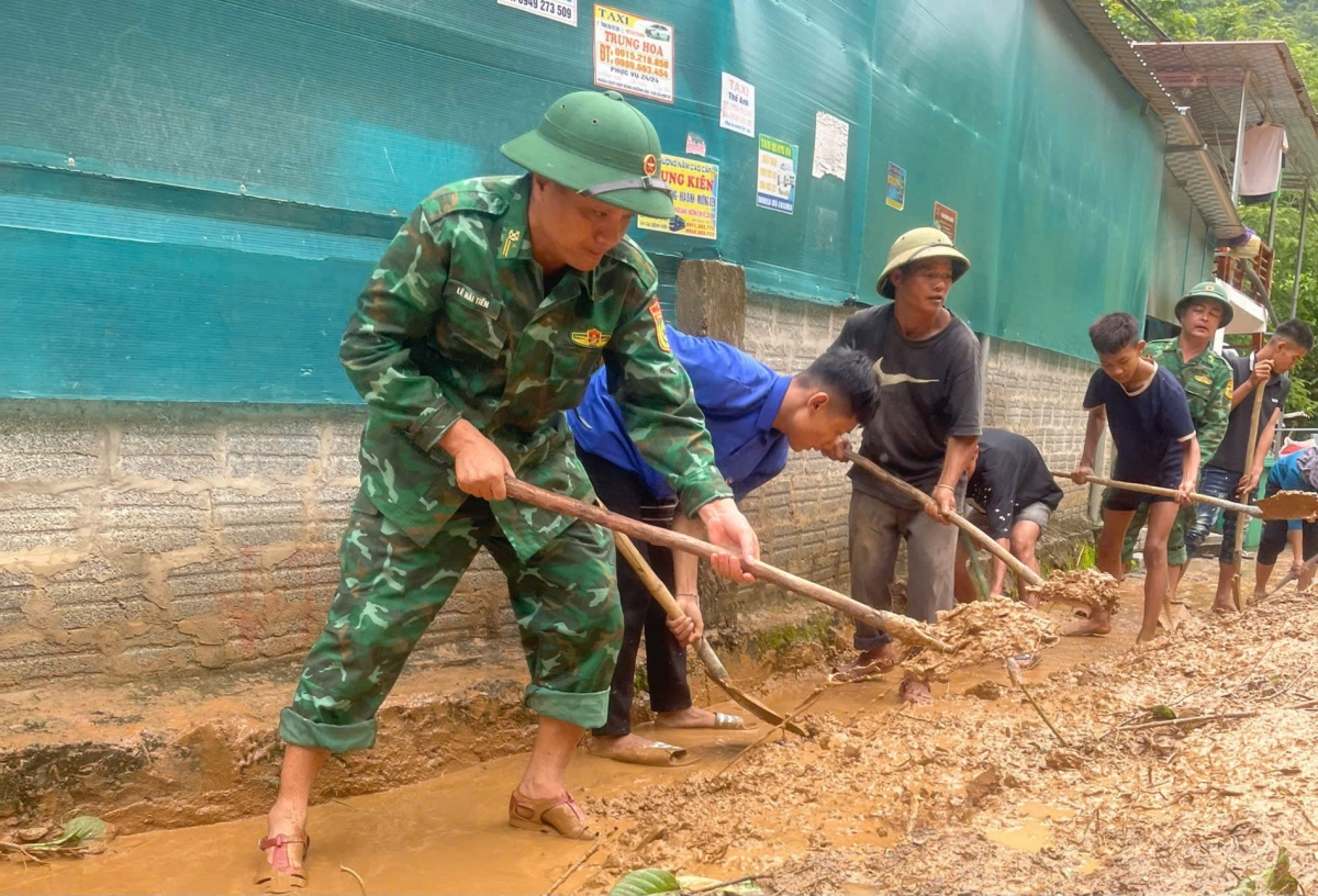 KHẨN CẤP CỨU TRỢ NGƯỜI DÂN BỊ CÔ LẬP VÌ MƯA LŨ- Ảnh 18.