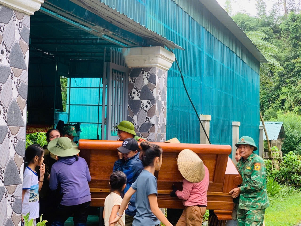 KHẨN CẤP CỨU TRỢ NGƯỜI DÂN BỊ CÔ LẬP VÌ MƯA LŨ- Ảnh 19.