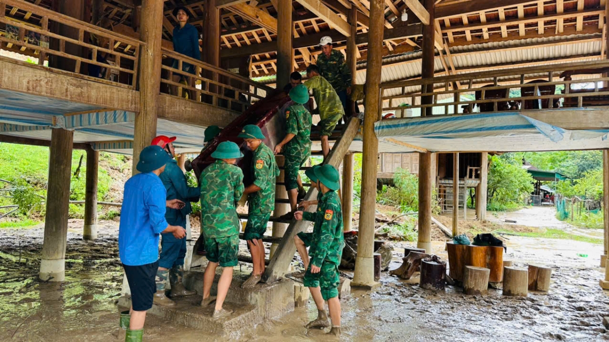 KHẨN CẤP CỨU TRỢ NGƯỜI DÂN BỊ CÔ LẬP VÌ MƯA LŨ- Ảnh 20.